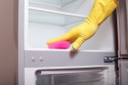 Как избавиться от неприятного запаха в холодильнике